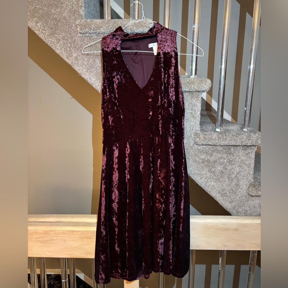 London Times Velvet Midi Dress in Deep Burgundy